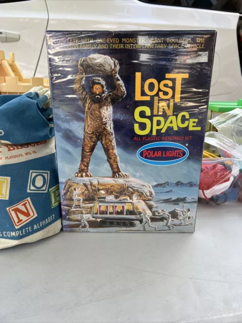 Lost in Space One Eyed Monster Robinson Chariot Model Kit NEW MINT SEALED 5032 Lost in Space One Eyed Monster Robinson Chariot Model Kit NEW MINT SEALED 5032