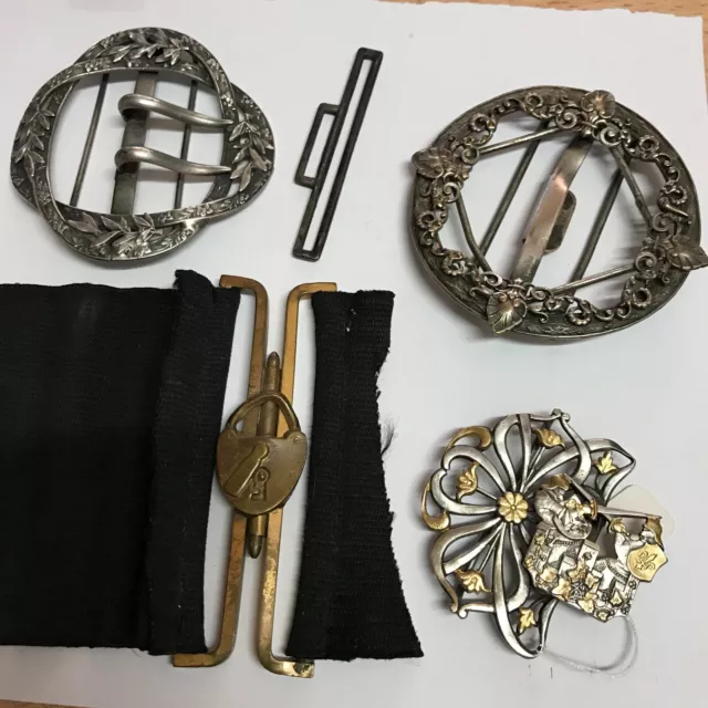 lot de 4 anciennes boucles de ceinture en métal argenté et laiton