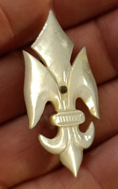 Broche Ancienne - Fleur De Lys - Style Royaliste / Jeanne D'Arc - Métal Noir Et Or