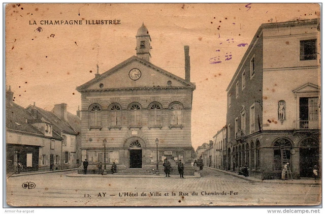 51 AY - l'hotel de ville et la rue du chemin de fer.