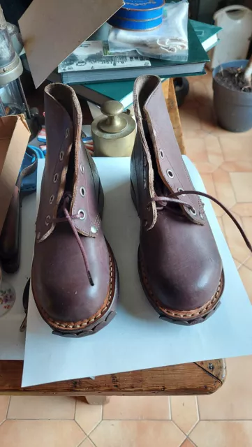 Ancienne paire de chaussures d'enfant en cuir cloutées années 1940-60. Vintage