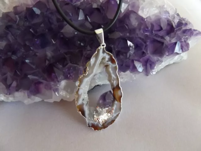 versilberter Achat Anhänger mit Amethyst Kristall und Lederband Geode Druse 03