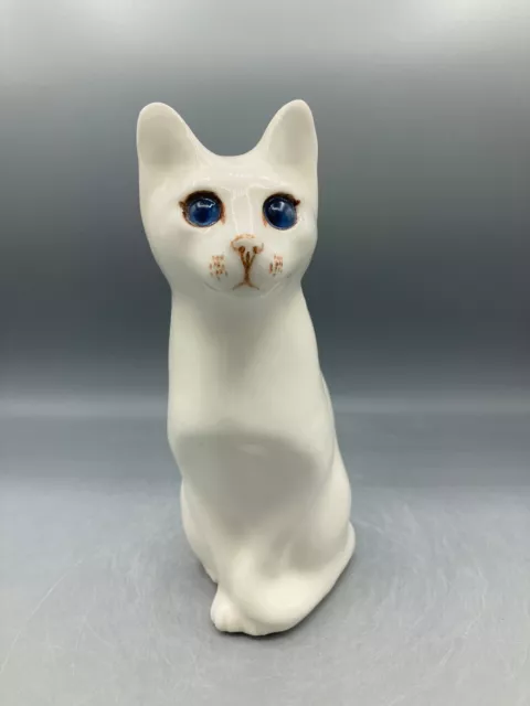 New Winstanley White Cat Size 2 Signed Glass Blue eyes