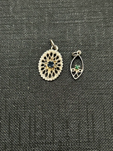 Lot De 2 Pendentifs En Argent Massif Avec Pierres Bleues Et Vertes (saphir, émeraude) - Occasion