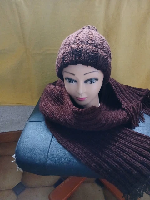 Tricot de bonnet et écharpe pour fille