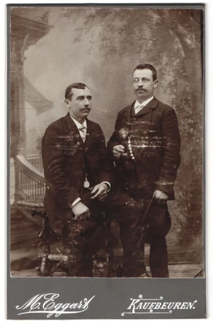 Fotografie M. Eggert, Kaufbeuren, Portrait zwei junge Herren im Anzug mit Zigar