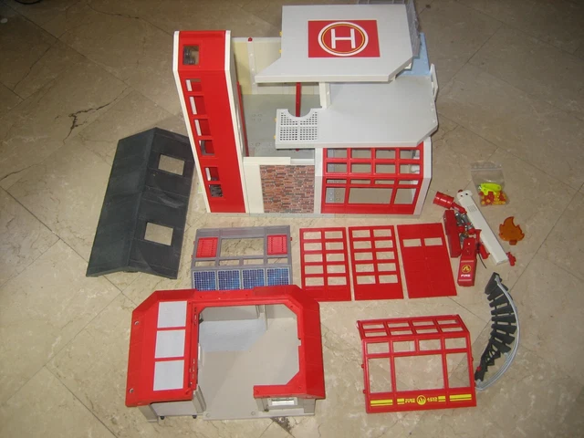 Lot de Playmobil + bâtiment + véhicules + accessoires divers - Jeux & Jouets