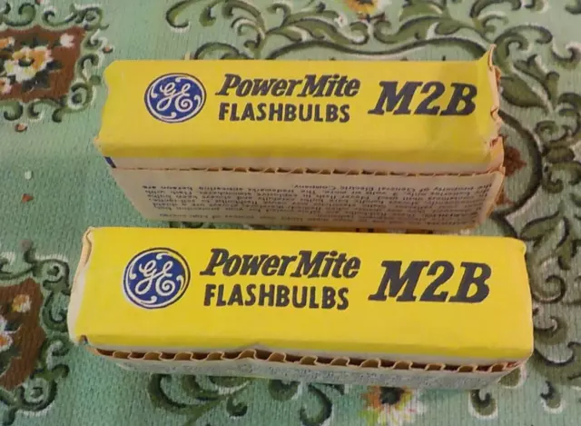 2 Old Vtg GENERAL ELECTRIC GE CAMERA POWERMITE FLASHBULBS M2B 8 Bulbs