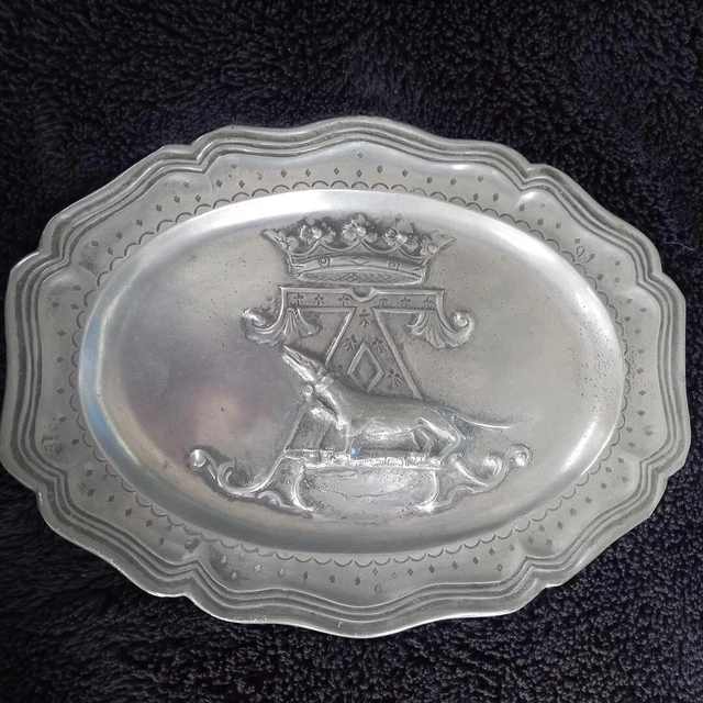 Vieille Broche En Métal Argenté Avec Les Armoiries De Claude De France, Fille D'Anne De Bretagne – Bijou Ancien Et élégant