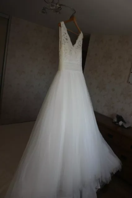 Stunning Ivory Wedding Dress Designer Millie May, immaculate condition 3
