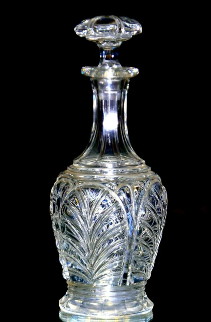 BACCARAT — Modèle « Aumale ». Carafe à vin (27 cm) en cristal pressé, vers 1950.