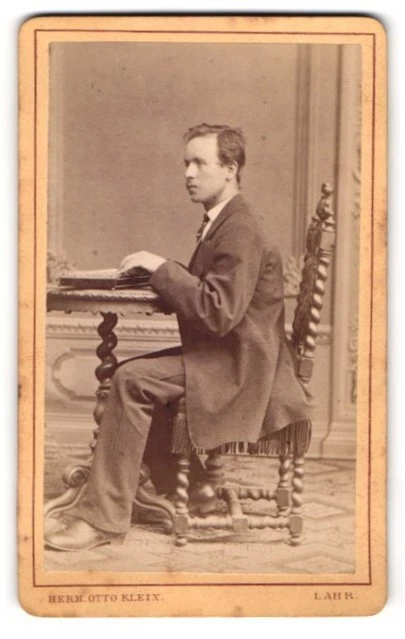 Fotografie Herm. Otto Klein, Lahr, junger Mann spielt die Zither im Atelier