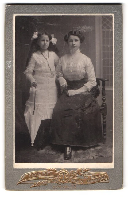 Fotografie Carl Triebel, Wien, Gürtel 77, Junge Frau und Mädchen im Sonntagssta