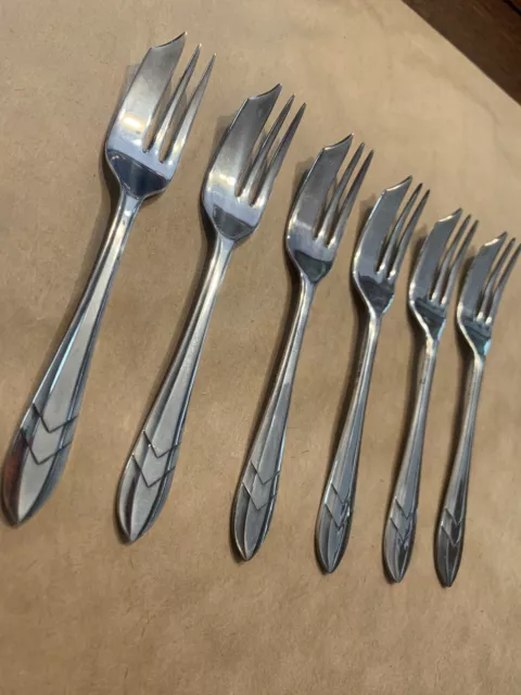 https://www.picclickimg.com/jmUAAOSwg5NlNvWQ/Vintage-Pastry-Forks-Set-Of-6.webp