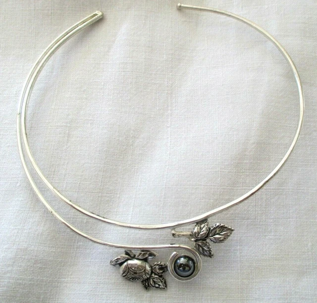 Collier Ras Du Cou Vintage Argenté Avec Fleurs, Perles Et Hématite – Bijou Ancien élégant