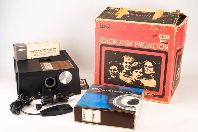 Montgomery Ward Solid State 808 Auto Focus Color Slide Projector in Box V11