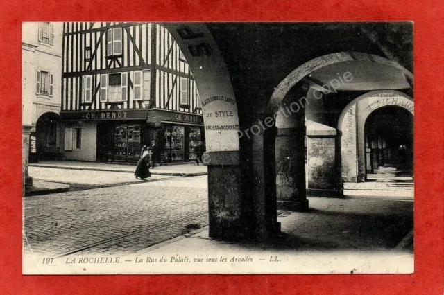CPA FRANCE LA ROCHELLE - La Rue du Palais seen under the Arcades