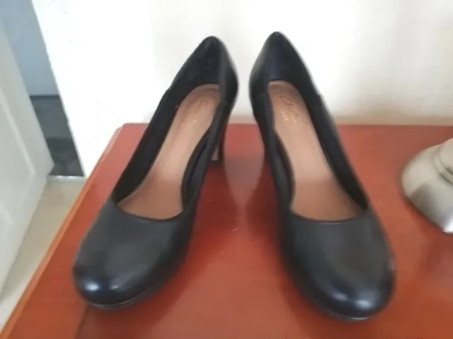 Clarks ladies Black Heeled court shoes size 4D  UK/37 EU
