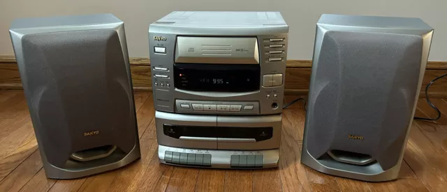 Vtg Sanyo AWM-1900U Bookshelf Radio Cassette 3-Disc CD Stereo System & Speakers