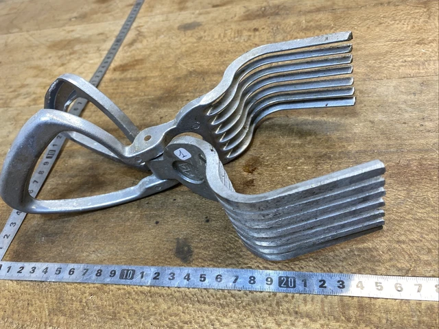 Coupe-oeuf en métal argenté à motif d'un oiseau en relief et ajours stylisé - Boisgirard Antonini