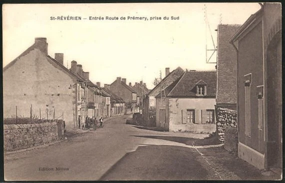 CPA St-Révérien, Entrée Route de Prémery, vue de la rue avec Menschengruppe
