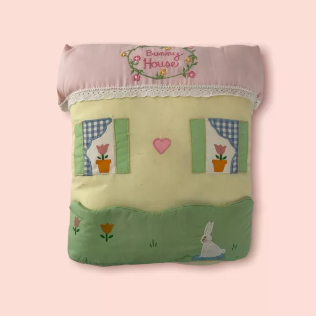 Almohada de felpa bordada cabaña de colección House of Hatten Bunny House 12x10" rosa