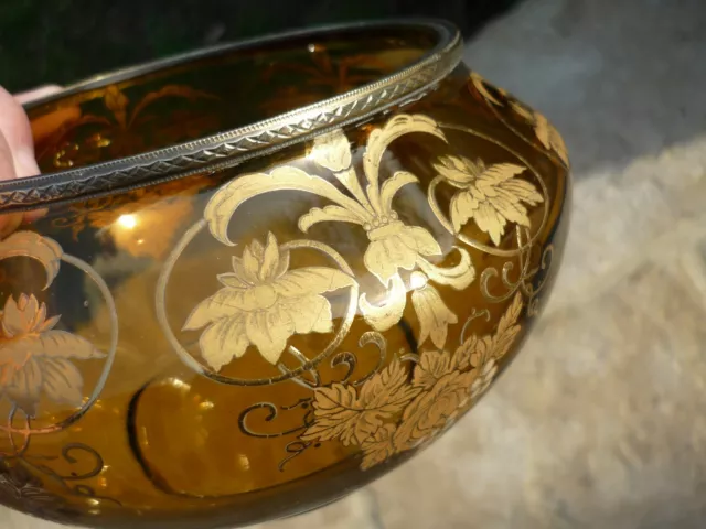 SUPERBE COUPE EN VERRE AMBRE EMAILLEE A LA DORURE MATE ET BRILLANTE DEBUT XXème