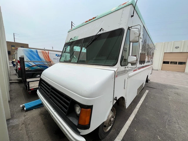 1997 P30 Chevy Step Van 24' Box Food Truck in Great Shape