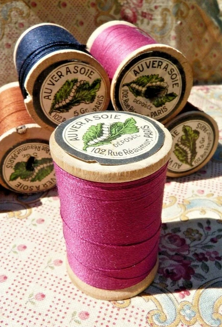 Mercerie ancienne, ANCIENNE BOBINE FIL DE SOIE FUCHSIA, AU VER A SOIE vers 1900