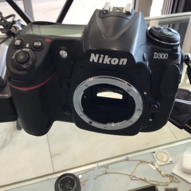 Nikon D300 12.1MP Digital SLR Camera - Black - 52k shutter count immaculate cond