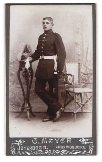 Fotografie G. Meyer, Jüterbog, junger Soldat in Gardeuniform mit Pickelhaube Ro