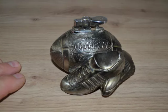 Ancien briquet en métal de table, de bureau thème Rugby