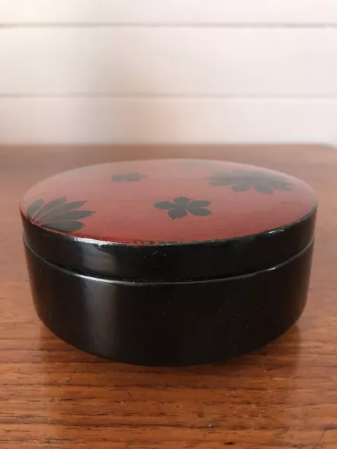 https://www.picclickimg.com/jp4AAOSw6S9cR7oz/Vintage-Japanese-Lacquer-Ware-Lidded-Trinket-Dish-Dong.webp