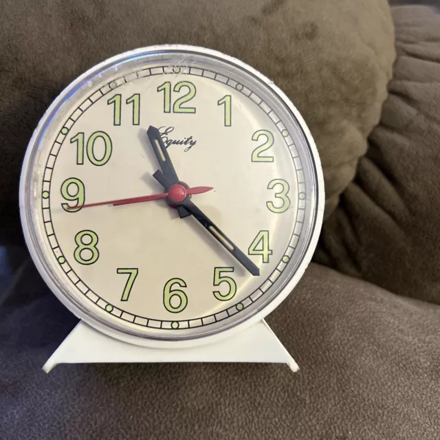 Reloj despertador de plástico vintage Equity Wind Up para cabecera ¡funciona!