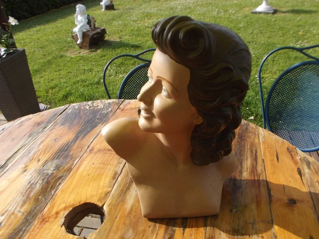 Buste de femme en plâtre. Art Déco. 20 academia deposée