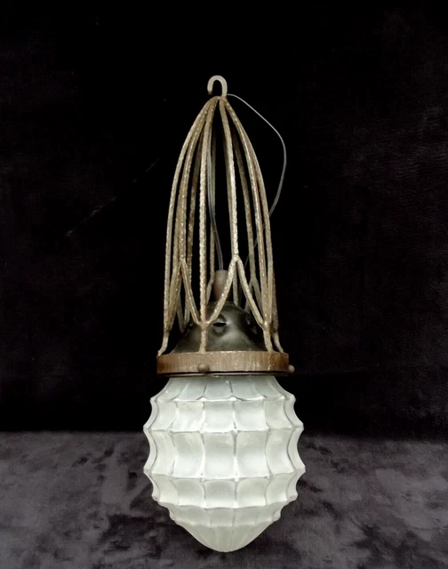 Ancien Chandelier En Fer Forgé Noir - Globe En Verre Poli Et Gravé - Vintage