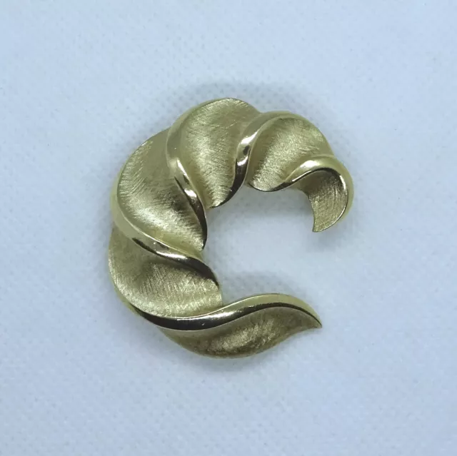 Vintage Crown Trifari Curved Twisted Brushed Gold Tone Brooch Pin
