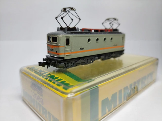 Locomotive SNCF BB 8240 Minitrix - Analogique - Époque 5 - Décor Personnalisé