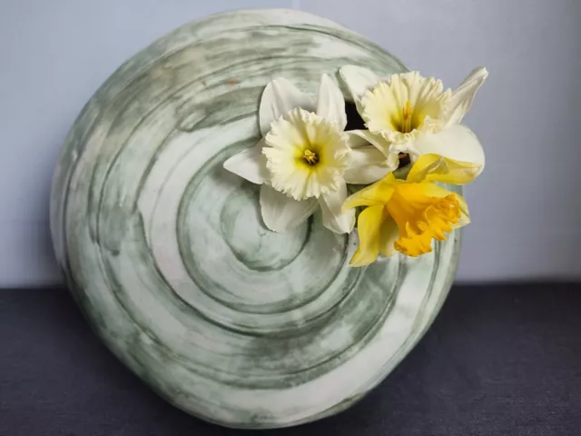 Grand vase vintage en céramique émaillée en forme d'escargot