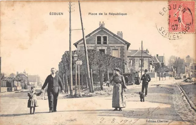 CPA 95 ECOUEN PLACE DE LA REPUBLIQUE (cliché rare