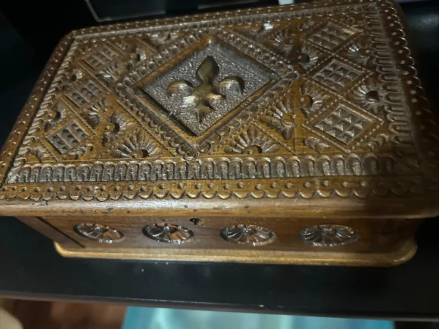 Vintage Fleur De Lis Hand Carved Wooden Jewelry Box Beautiful 8.5”x 5.5”x 2 5/8”