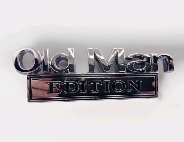 Autocollant Métal 3D « Old Man Edition » – Logo Retraité – 100x33 Mm – Pour Voiture, Moto, Déco Carrosserie