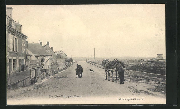 CPA Le Guétin, vue de la rue avec vue du bâtiment
