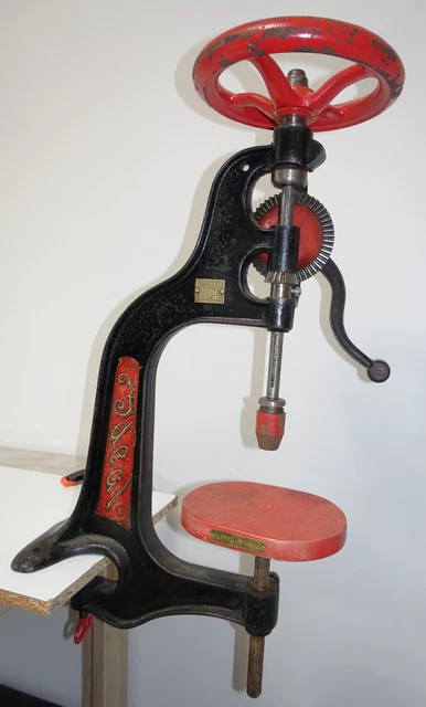 antike-tischbohrmaschine-museum-ideal-alte-bohrmaschine-bohrer-alt