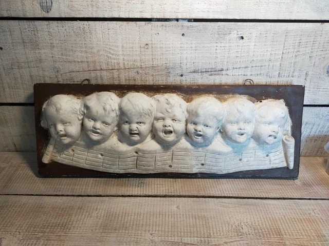 Paire de bas-reliefs en bois sculpté Anges. Début XVIIe si