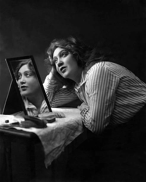 DORSCH KATHE ACTRESS Germany Portrait sitting in front of a mir- 1920 ...