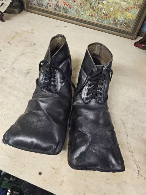 https://www.picclickimg.com/jqEAAOSwIX1llf-o/Antique-Black-Leather-Professional-Clown-Shoes.webp