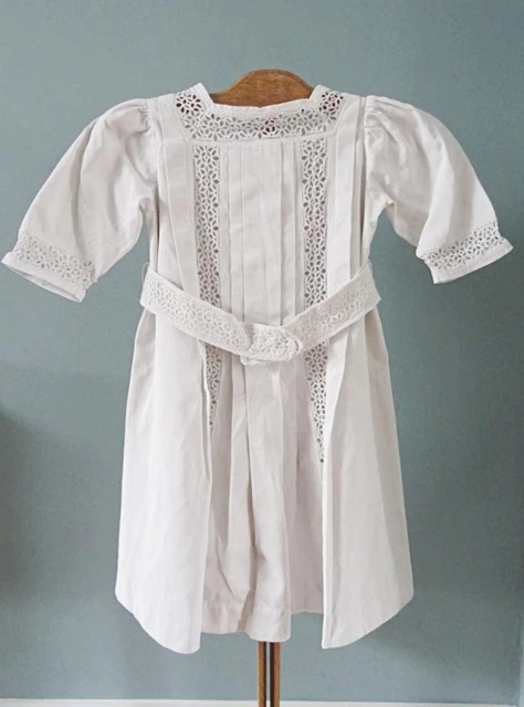 Abito antico per bambina vittoriano cotone bianco bambini ricamato bianco bianco bianco anni 1880