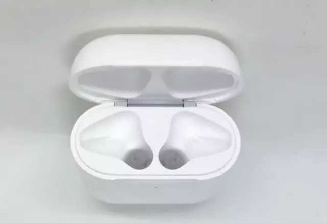 Apple AirPods 2nd Gen Bluetooth Charging Case
