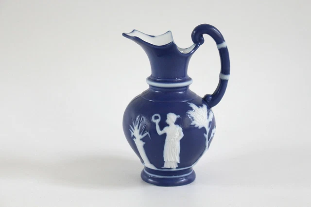 kleine Kanne Krug Puppengeschirr blau weiß Jasperware Mini klein Miniatur